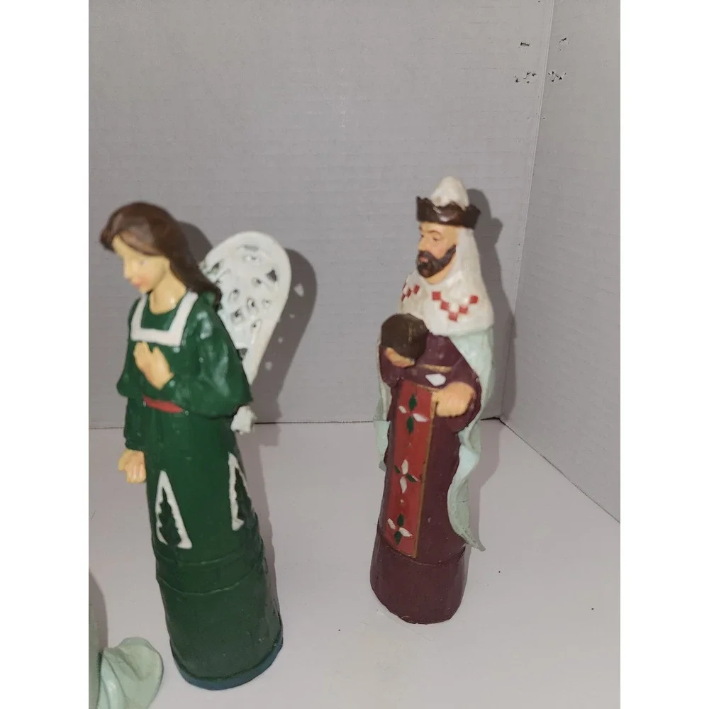 Kirkland Carved Resin 7 piece hand‎ painted Nativity set